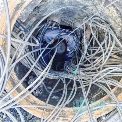 小區(qū)突然斷網(wǎng)，搶修人員爭分奪秒下井搶修紀實